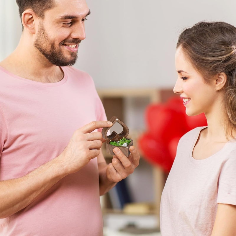 SYOSI صندوق عرض خواتم خشبي على شكل قلب مع غطاء شفاف، حامل خواتم مخصص بفتحة واحدة / 2 فتحة للاقتراح، الخطوبة، الزفاف، حفل الذكرى السنوية (مع الطحالب) - Image 2