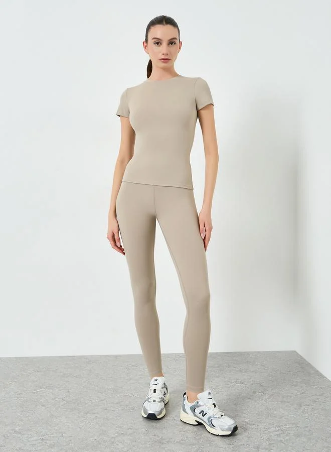 ستايلي اكتيف مجموعة من ليقنز وبلوزة ضيقة بأكمام قصيرة