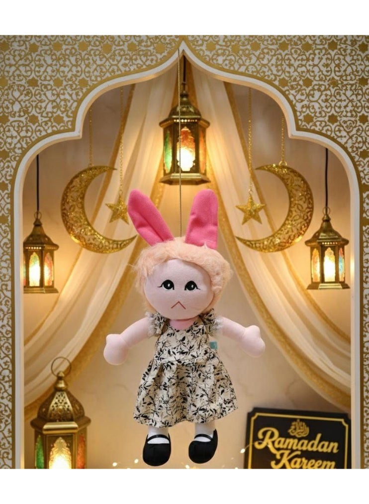 دمية طمطم اللطيفة بتفاصيلها الناعمة، تأتي مع موسيقى مبهجة وإضاءة جميلة تضيف جوًا من المرح والبهجة. بملابس مزخرفة بنقشة أنيقة، تجعل منها خيارًا مثاليًا كهدية رمضانية للأطفال أو لتزيين ركن رمضاني بلمسة دافئة ومميزة.(80سم )