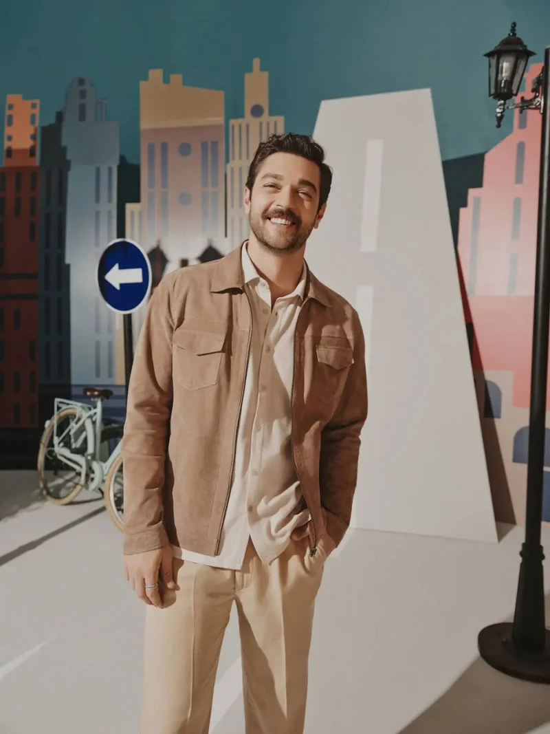 كيب معطف جلدي بيج بياقة عالية وقصة عادية، مناسب للإطلالات الكاجوال الأنيقة، ذو وجهين