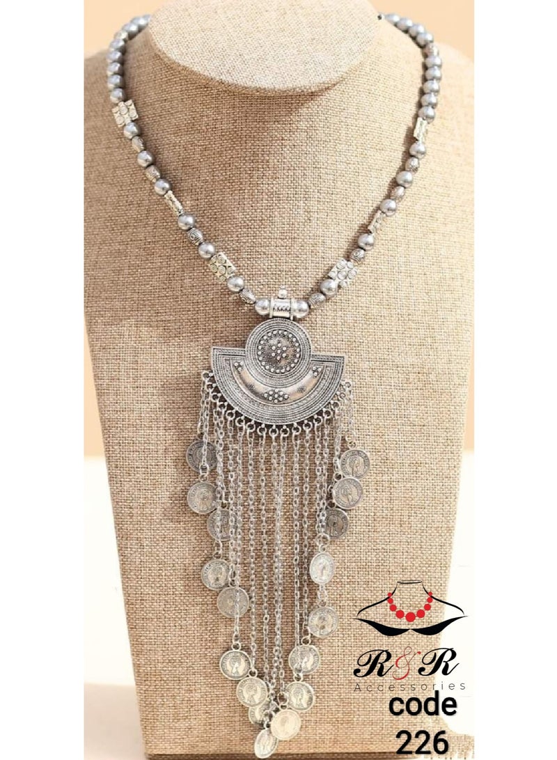 R&R A medium length women's necklace made of nickel silver - Image 1