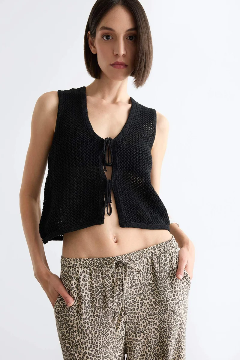 ديفاكتو Regular Fit V Neck Front Tie Blouse