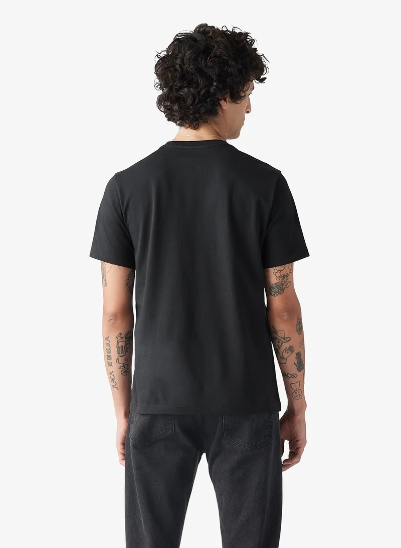 ليفايز تيشيرت بياقة دائرية وطبعة جرافيك