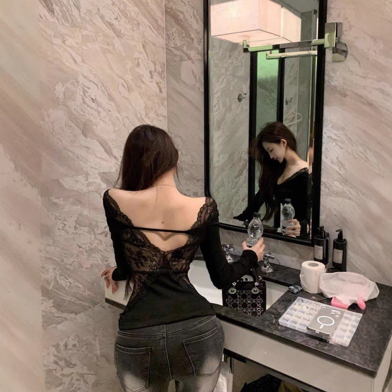 تيشيرت أسود دانتيل بياقة V وأكمام طويلة - Image 4