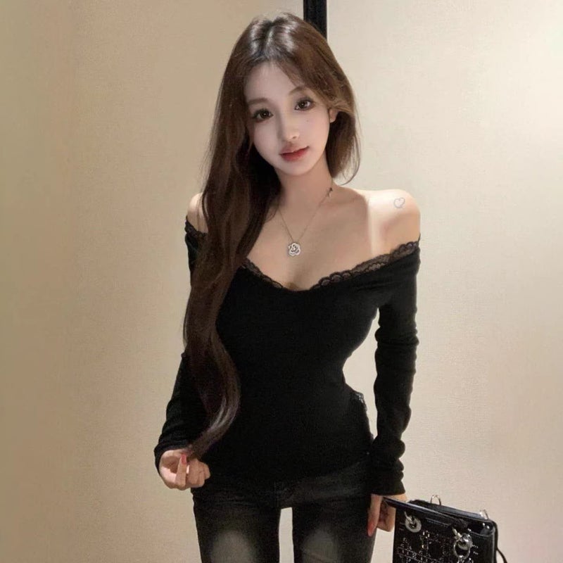 تيشيرت أسود دانتيل بياقة V وأكمام طويلة - Image 3