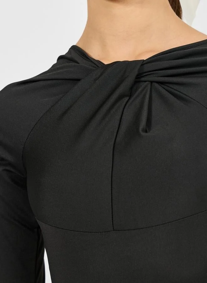 ستايلي بودي سوت بأكمام طويلة وتفاصيل عنق ملتوي