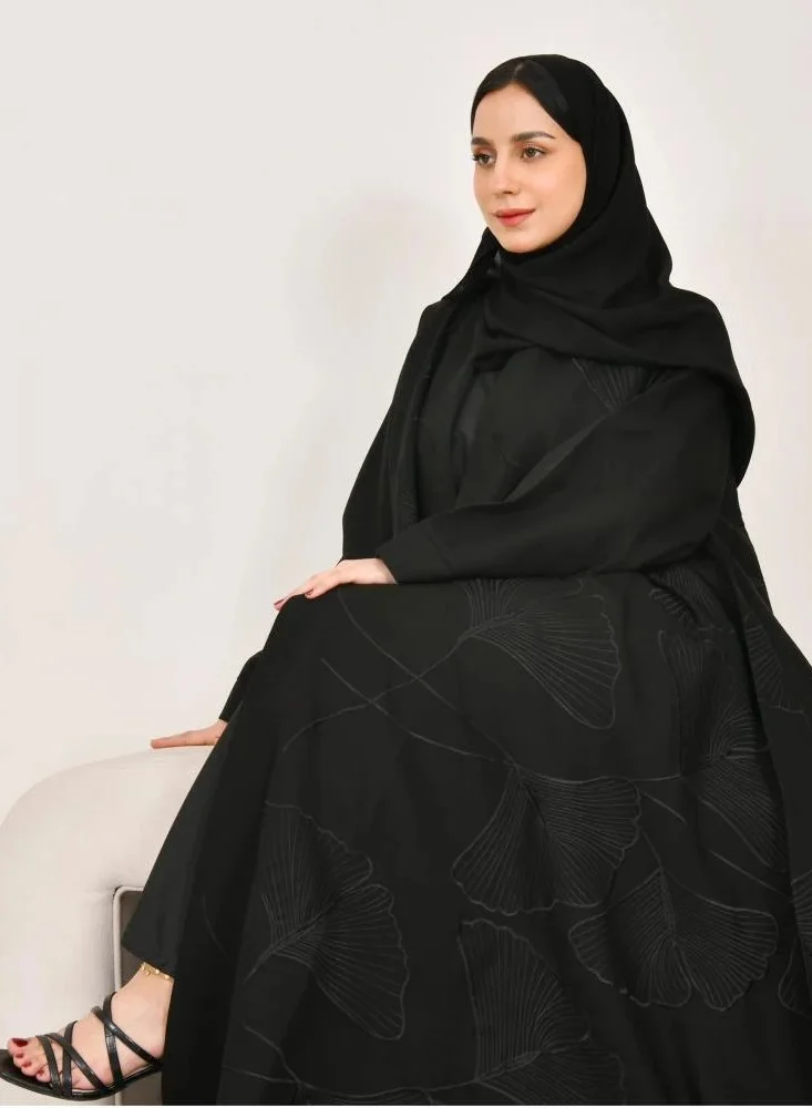 عبايات لمحة عباية لف سوداء دبل كلوش بتطريز اسود بارز على كامل العباية