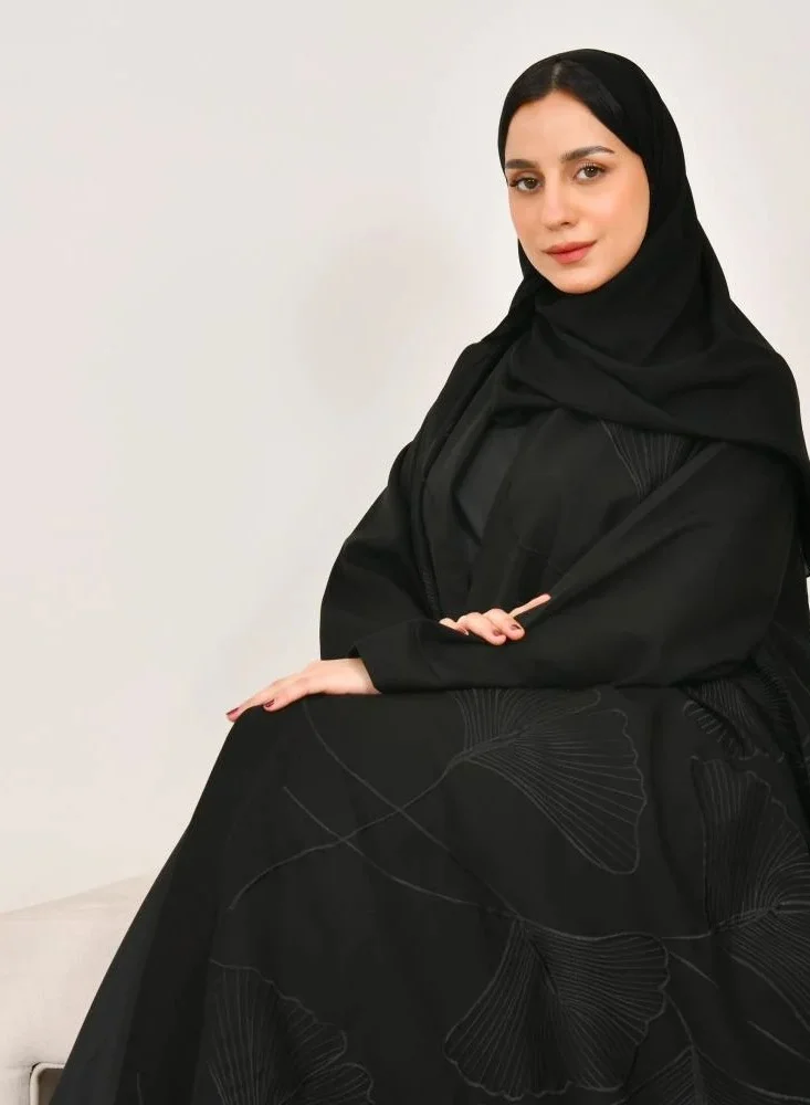 عبايات لمحة عباية لف سوداء دبل كلوش بتطريز اسود بارز على كامل العباية