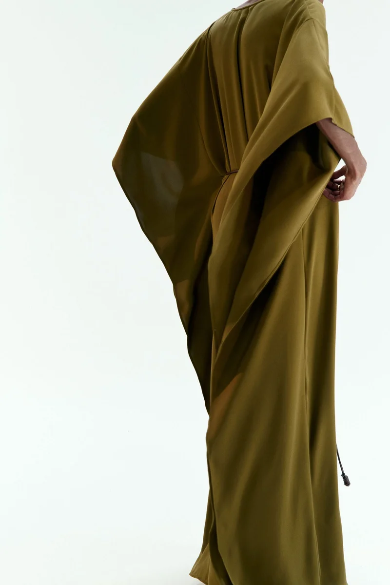 اتش اند ام فستان بتصميم قفطان بحزام خصر