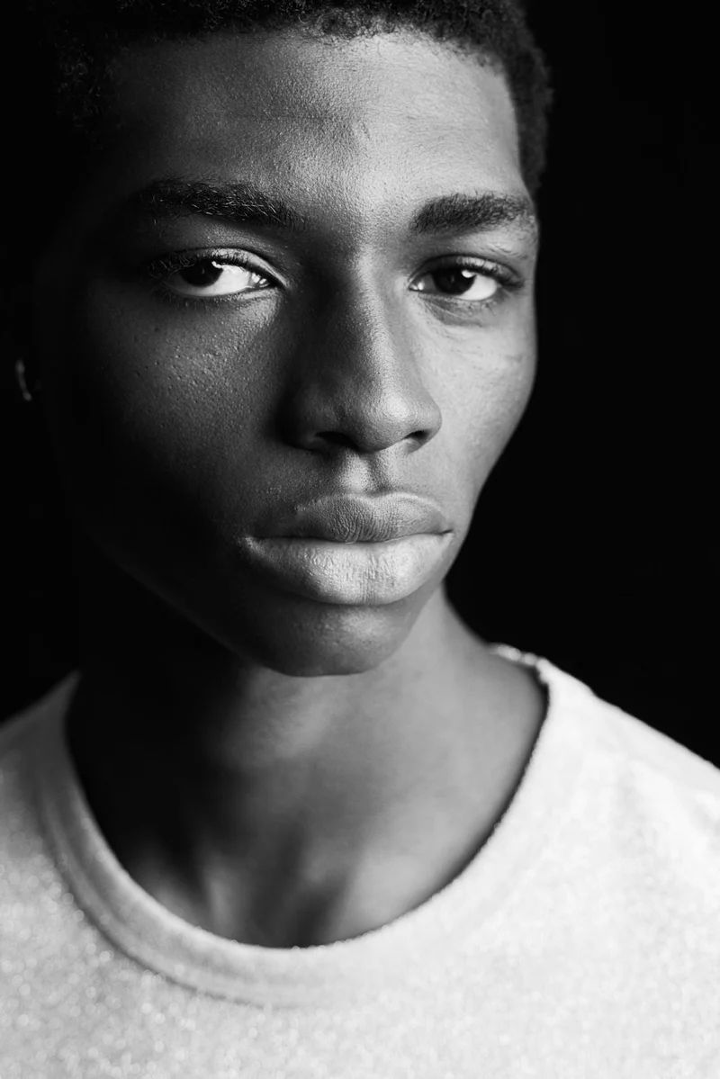 اتش اند ام تيشيرت لامع بقصة عادية