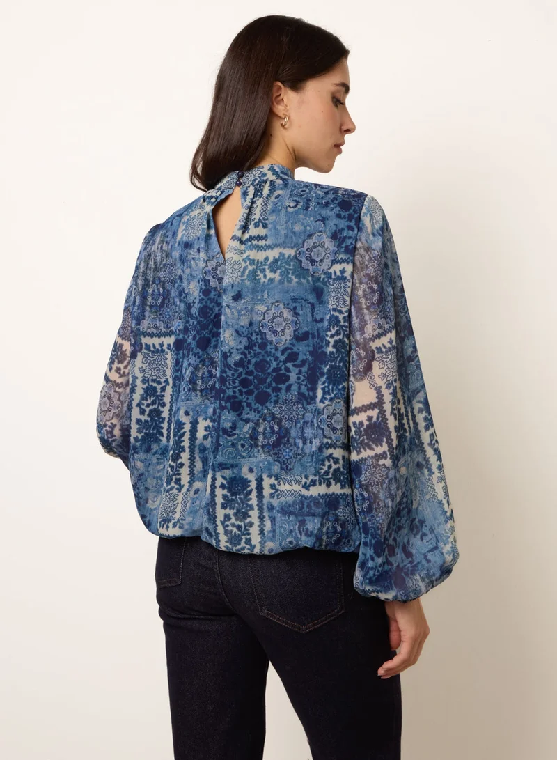 بلو فانيلا بلوزة بياقة عالية وطبعة بيزلي وأكمام منفوشة