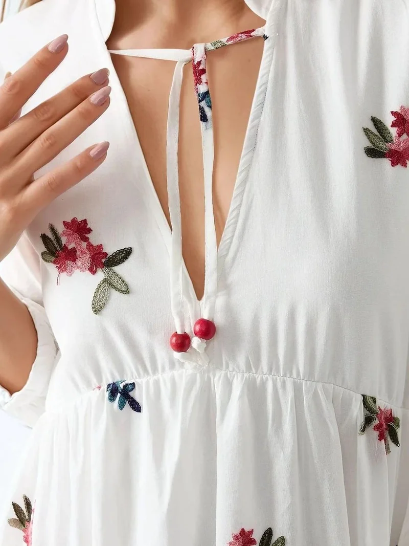 زوبعة فستان قصير بنقوش وياقة على شكل حرف