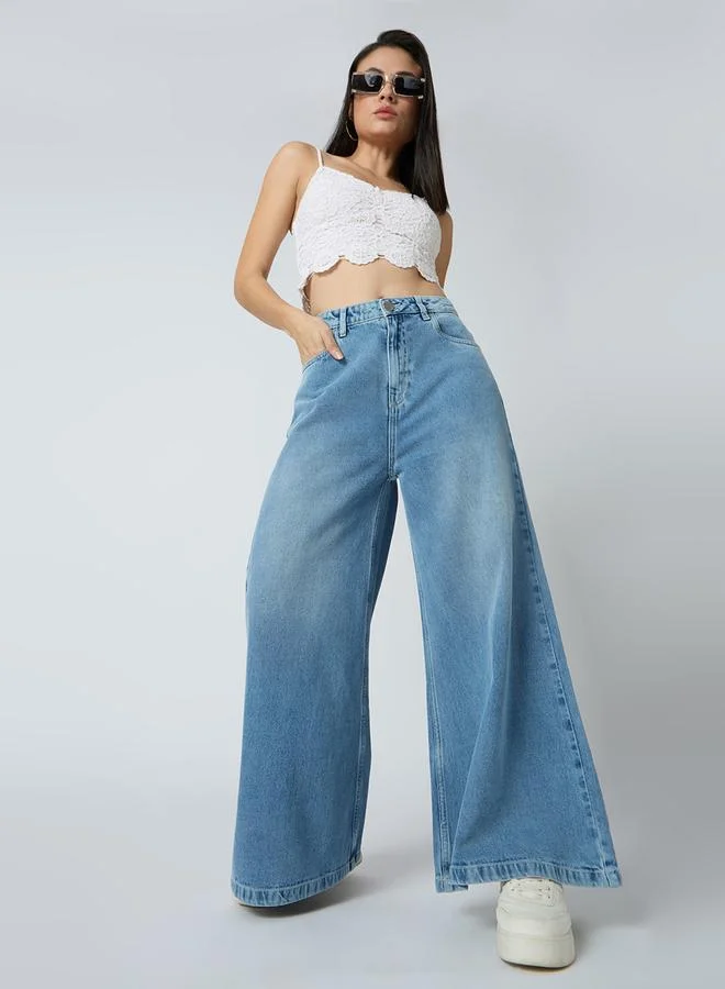 جلو باص جينز أزرق فاتح قطني بخصر متوسط وقصة واسعة
