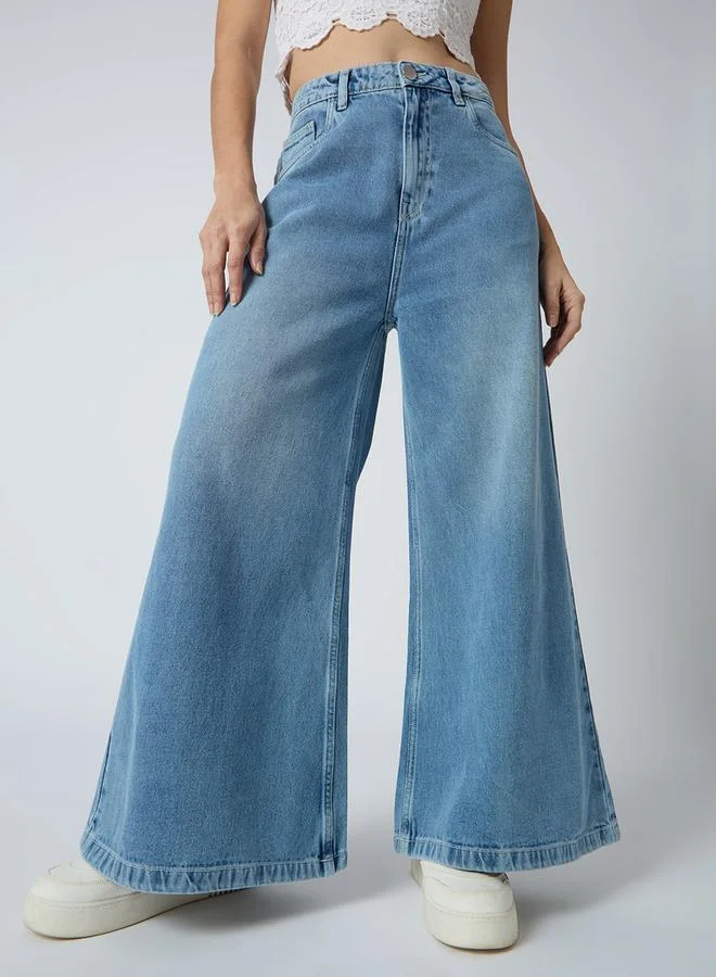 جلو باص جينز أزرق فاتح قطني بخصر متوسط وقصة واسعة