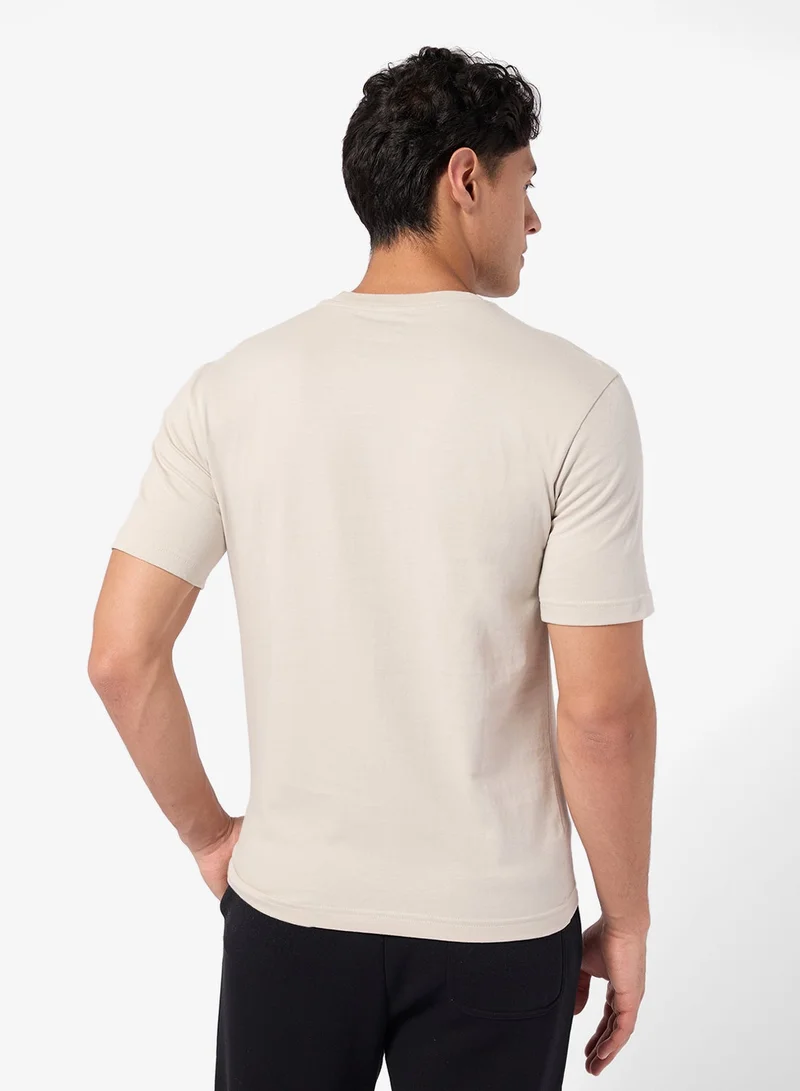 اديداس تيشيرت بطبعة جرافيك لقهوة الكافيه