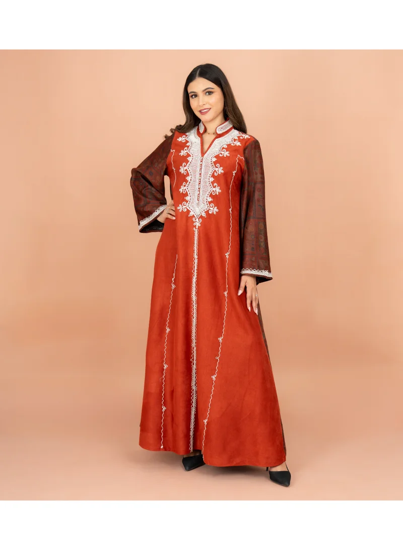 اكسا جلابية شتوية بقصّة مستقيمة مطرزة باللون الأبيض وطوق ماندرين