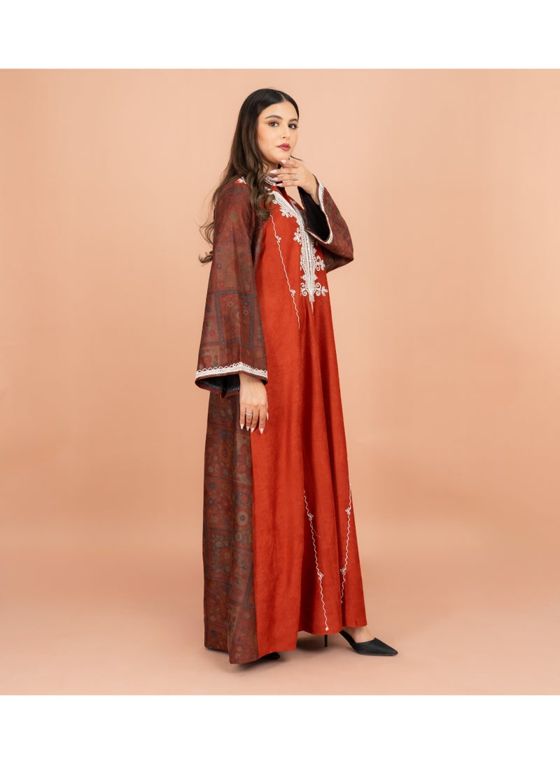 اكسا جلابية شتوية بقصّة مستقيمة مطرزة باللون الأبيض وطوق ماندرين - Image 3