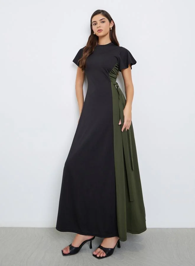 ستايلي فستان طويل بأكمام قصيرة وتفاصيل مُجمعة