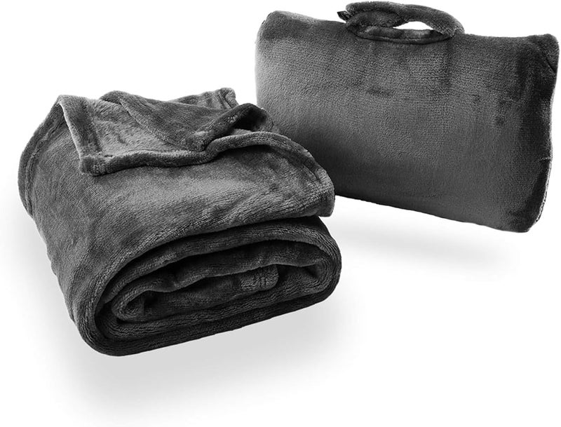 كابو بطانية قابلة للطي ‘Cabeau Fold ‘N Go’ للاستخدام أثناء السفر والرحلات، بالإضافة إلى حقيبة تخزين محمولة؛ تعمل أيضًا كوسادة للظهر والرقبة، مصنوعة من القطن الميكروفيبر الفرنسي الفاخر بلون أسود الفحم، رقم المنتج: Blfg2092 - Image 1