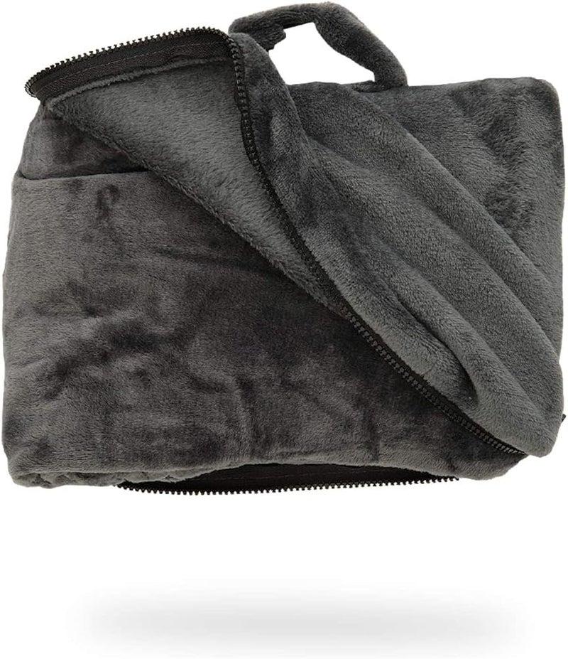كابو بطانية قابلة للطي ‘Cabeau Fold ‘N Go’ للاستخدام أثناء السفر والرحلات، بالإضافة إلى حقيبة تخزين محمولة؛ تعمل أيضًا كوسادة للظهر والرقبة، مصنوعة من القطن الميكروفيبر الفرنسي الفاخر بلون أسود الفحم، رقم المنتج: Blfg2092 - Image 4