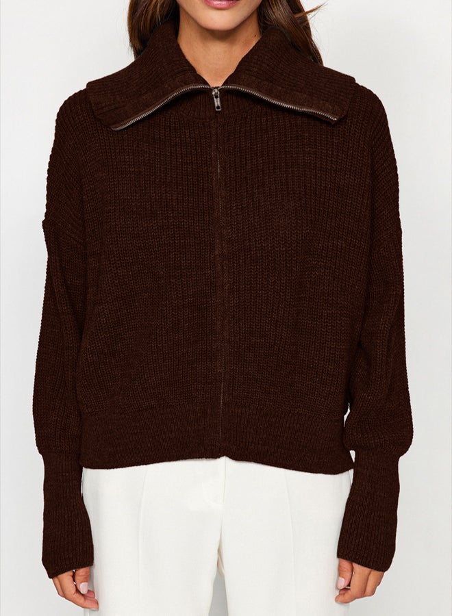 trendyol كارديجان محبوك بسحاب بياقة قابلة للطي بنمط واسع بني داكن - Image 4