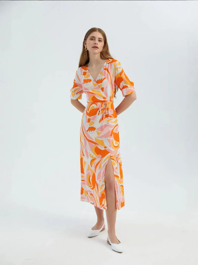 زوبعة فستان ماكسي بأكمام قصيرة وفتحة جانبية بتصميم ملتف