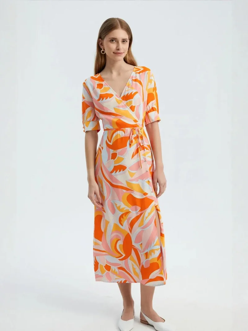 زوبعة فستان ماكسي بأكمام قصيرة وفتحة جانبية بتصميم ملتف