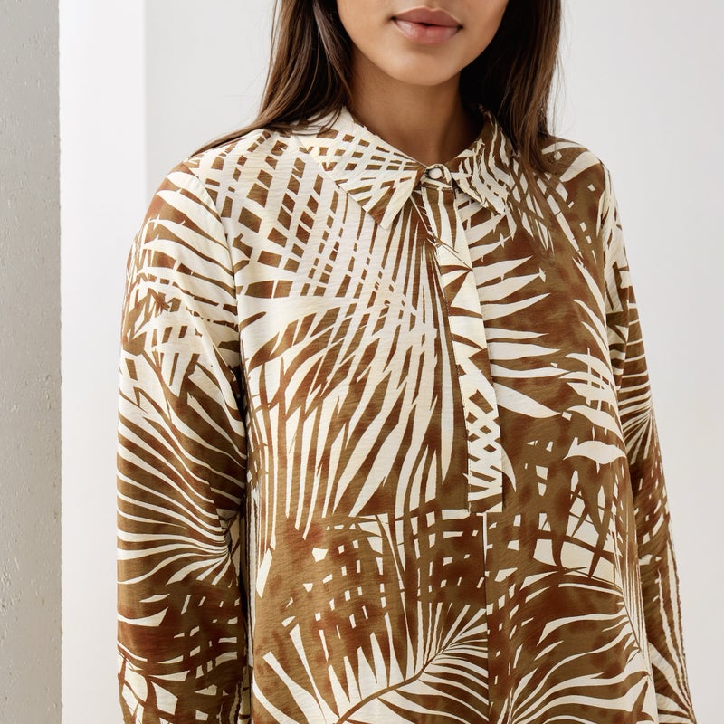 ايكونيك فستان ماكسي أيقوني بطبعة وياقة - Image 4