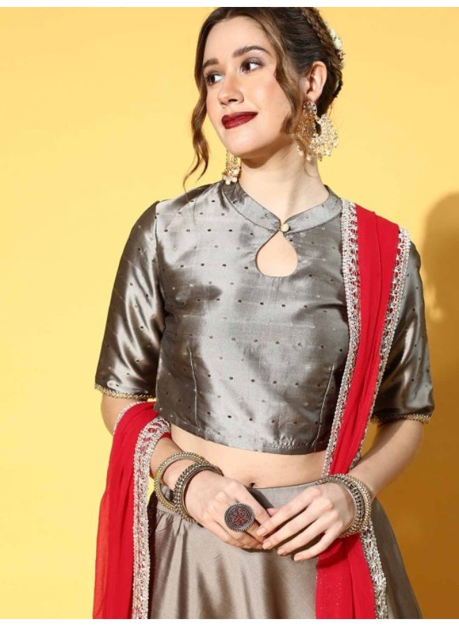 أيه كيه إس طقم لينجا تشولي ذهبي رمادي مزين بالزاري مع دوباتا حمراء - Image 2