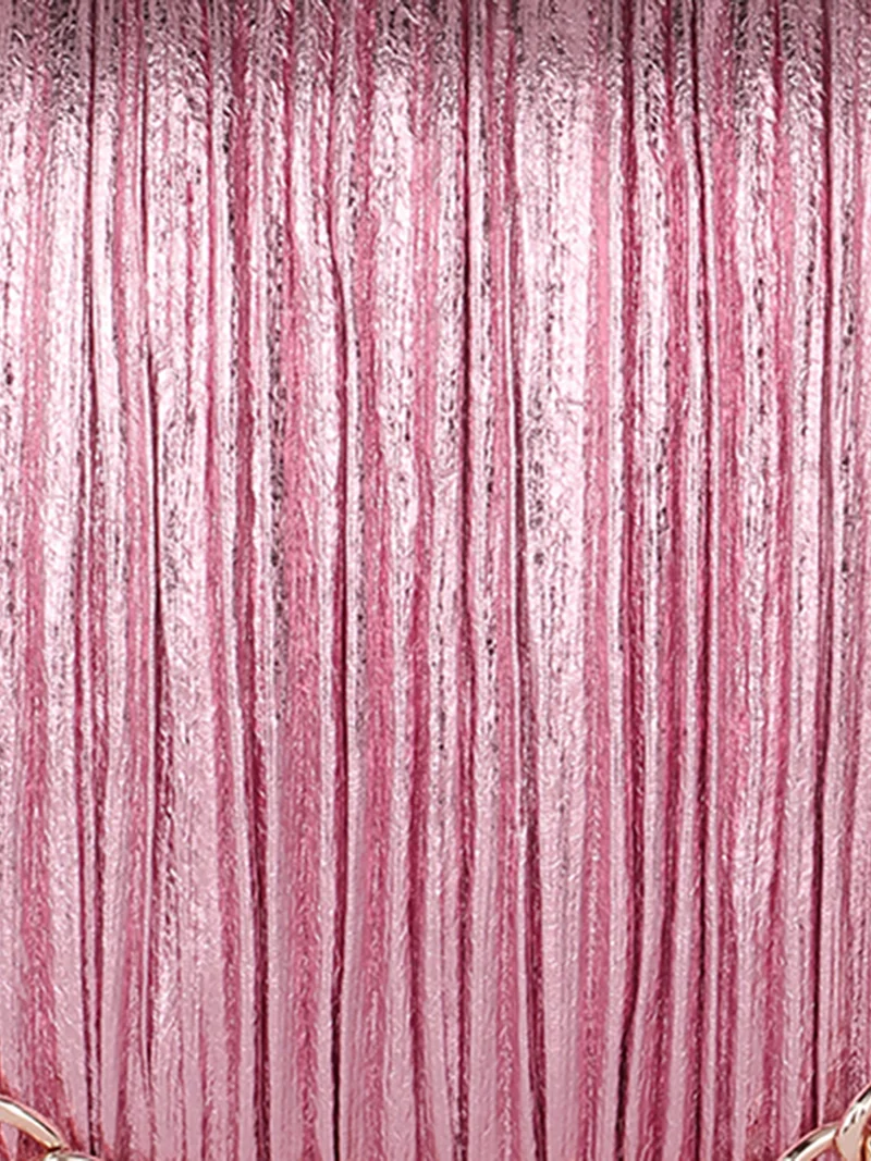 جلو باص حقيبة يد نسائية وردية لامعة بتصميم منحني مع شراشيب وحزام سلسلة قابل للفصل