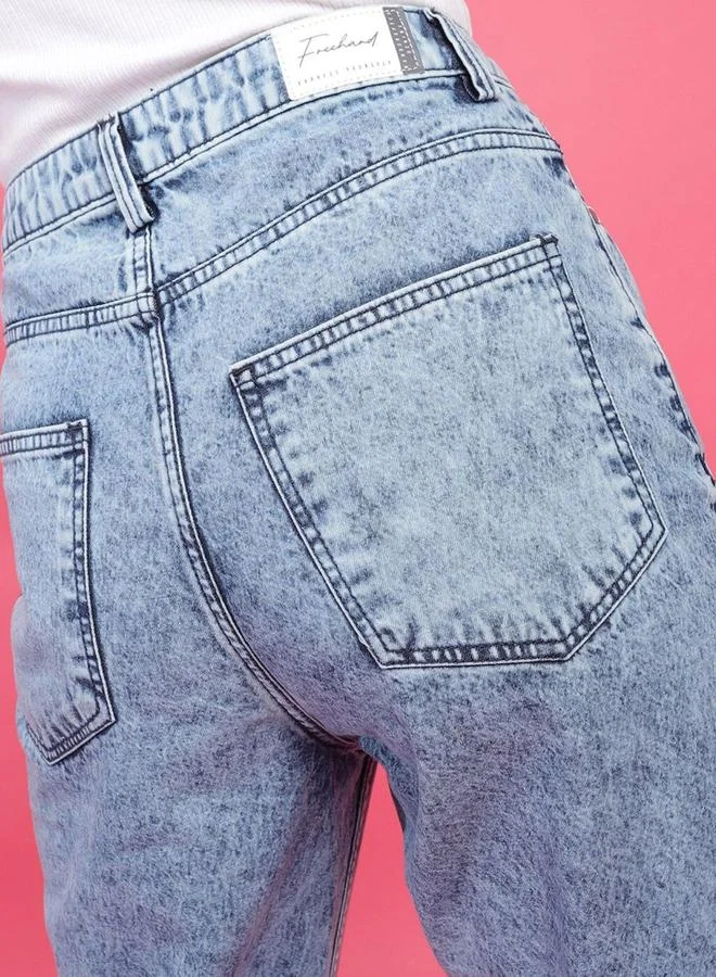 مرفوعة جينز نسائي فري هاند أزرق بقصة موم فيت وغسيل حمضي