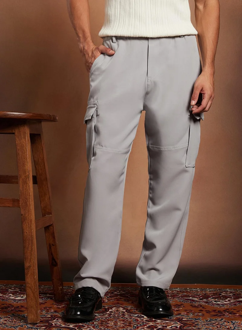 Campus Sutra Campus Sutra Men's Coin Grey Straight-Fit Cargo Trousers For Casual Wear | Mid-Rise | Relaxed Fit | Button Closure | Cargo Pants Crafted With Comfort Fit For Everyday Wear