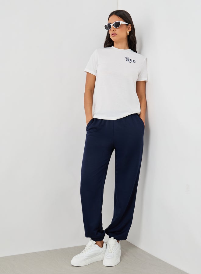 ستايلي تيشيرت ستايلي بطبعة شعار برقبة مستديرة وأكمام قصيرة - Image 2