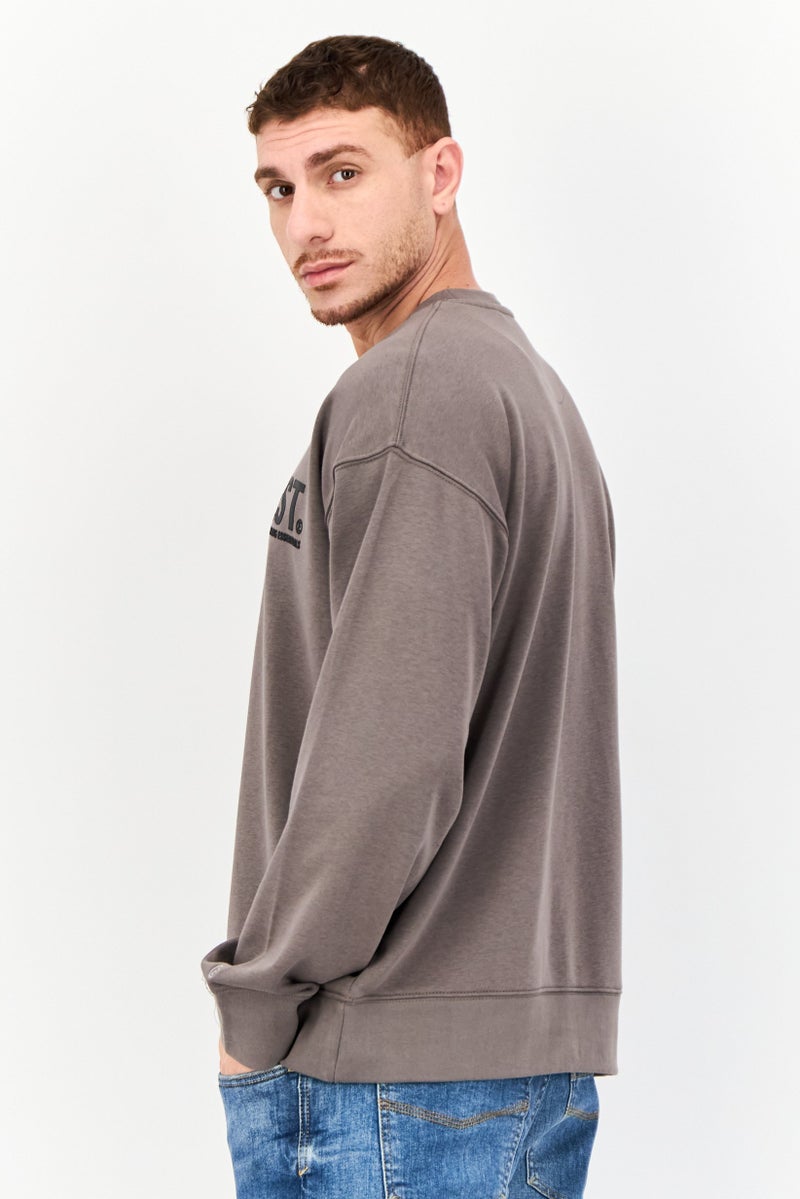 Established Redefining Essentials سويت شيرت رجالي بأكمام طويلة وياقة دائرية بشعار العلامة التجارية، رمادي غامق - Image 2