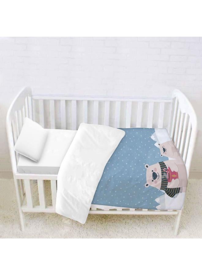 غطاء سرير الدب الأزرق. نوم عالي الجودة أولوية للأطفال حديثي الولادة، لضمان نموهم الصحي. طقم الفراش فائق النعومة لدينا مثالي لغرفة طفلك الرضيع وطفلك الصغير.