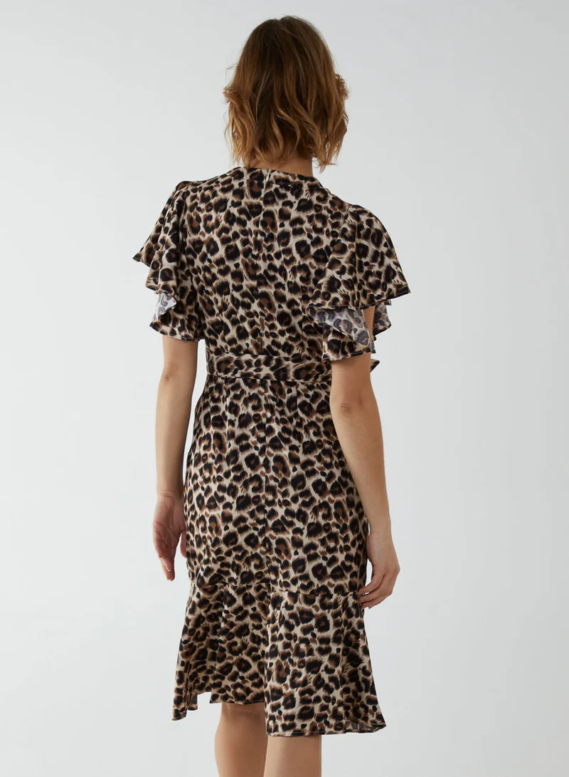 بلو فانيلا فستان ميدي ملفوف بطبعة جلد الفهد وكشكش