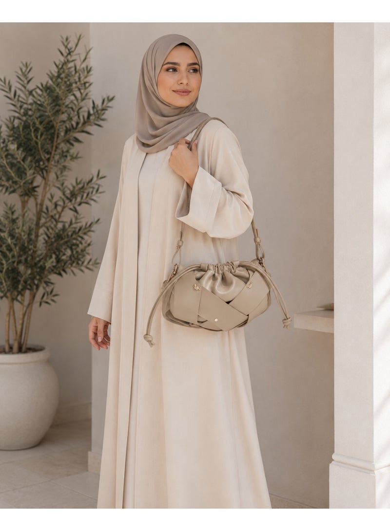 حقيبة كتف نسائية بتصميم مطوي ورباط إغلاق، 26 سم، بيج - Image 3