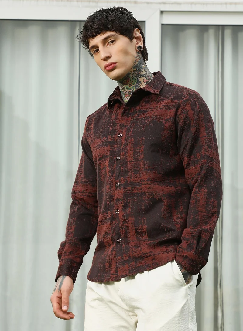 Campus Sutra Men's Burgundy Abstract Pattern Full Sleeve Shirt | أكمام قصيرة | مطبوع | ملابس كاجوال ويومية | طوق منتشر