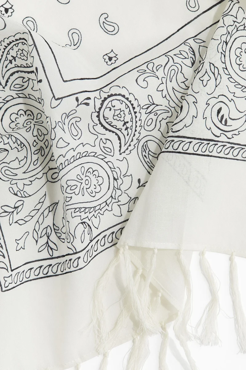 اتش اند ام وشاح قطني مزيّن بشرّابات