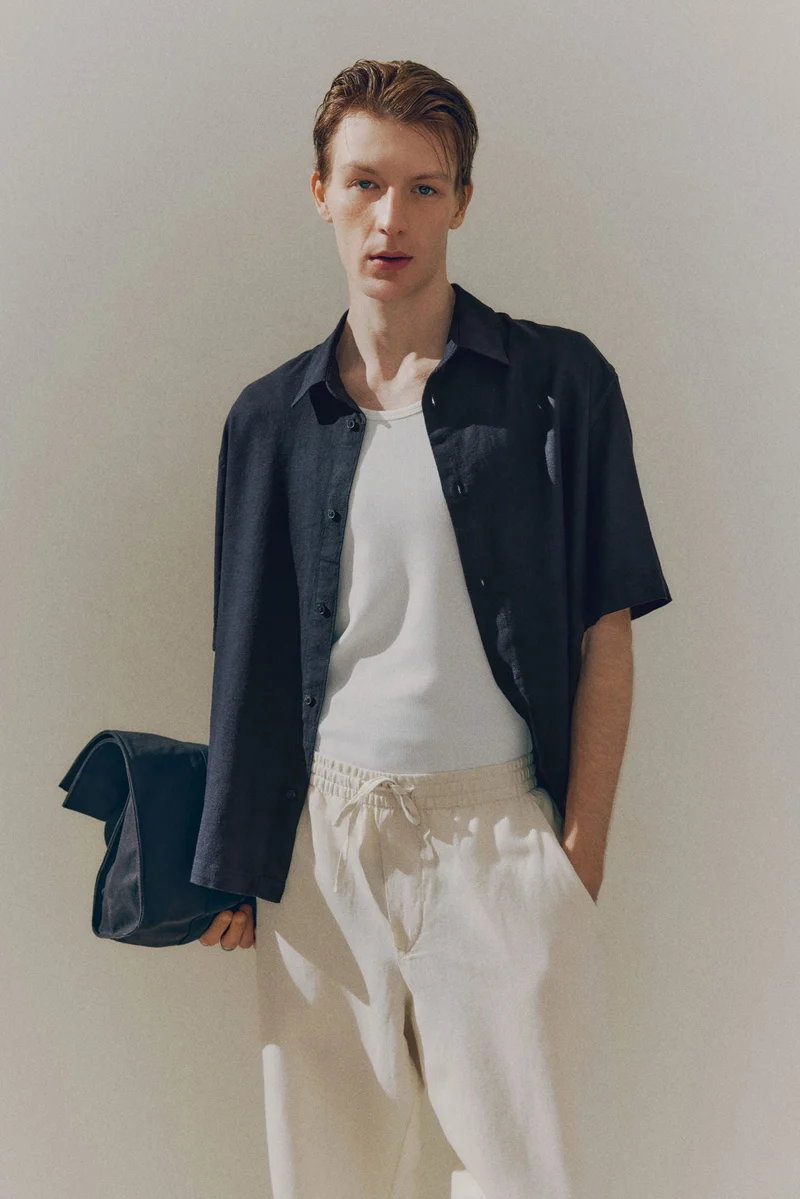 اتش اند ام قميص بأكمام قصيرة من مزيج الكتان بقصة واسعة