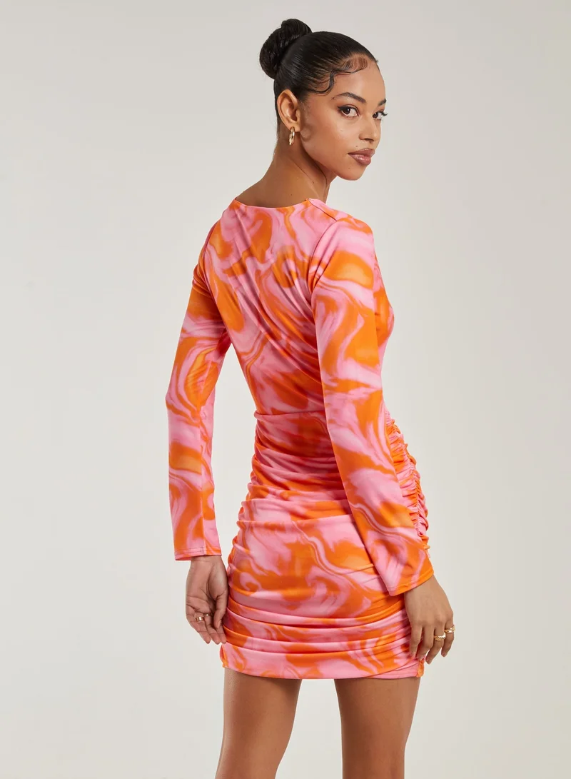 بينك فانيلا فستان قصير مجسم بأكمام طويلة بتصميم ملتوي من الرخام بفتحات وكسرات