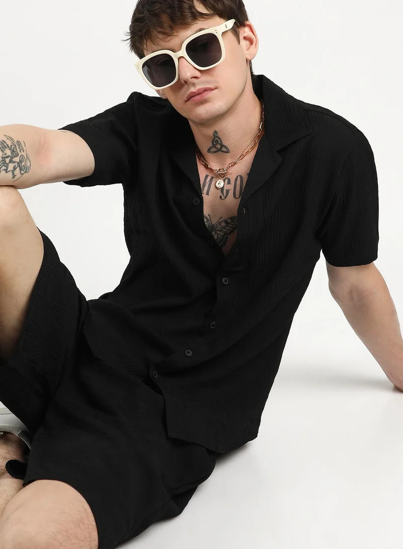 كامبوس سوترا طقم رجالي أسود أونيكس بنقوش متشابكة للملابس الكاجوال بياقة كوبية وأكمام قصيرة وإغلاق بأزرار، مصنوع براحة للملابس اليومية