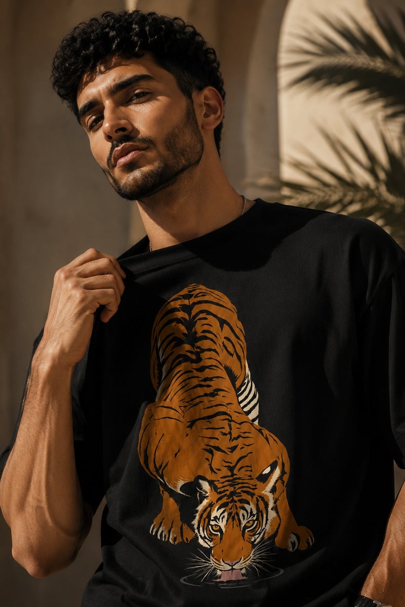 تي شيرت رجالي أسود بقصة واسعة وطبعة نمر جريئة بتصميم عصري وأكمام قصيرة وياقة دائرية - Image 1