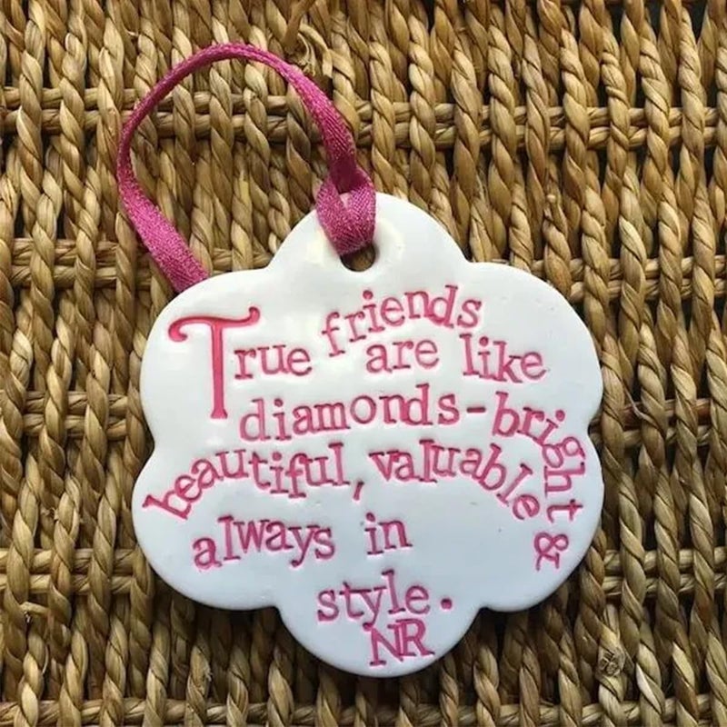 كلاراكو زينة صداقة على شكل زهرة من الطين، زينة زينة عيد الميلاد المعلقة على شكل زهرة من السيراميك، لوحة صداقة لشجرة عيد الميلاد محفور عليها كلمات دافئة (#3) - Image 5