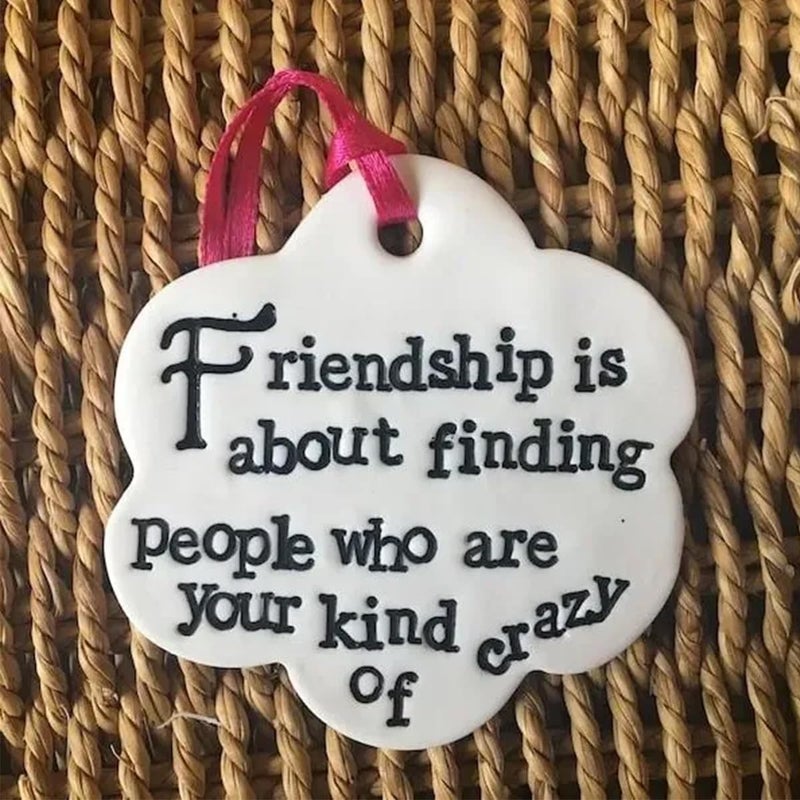 كلاراكو زينة صداقة على شكل زهرة من الطين، زينة زينة عيد الميلاد المعلقة على شكل زهرة من السيراميك، لوحة صداقة لشجرة عيد الميلاد محفور عليها كلمات دافئة (#3) - Image 1