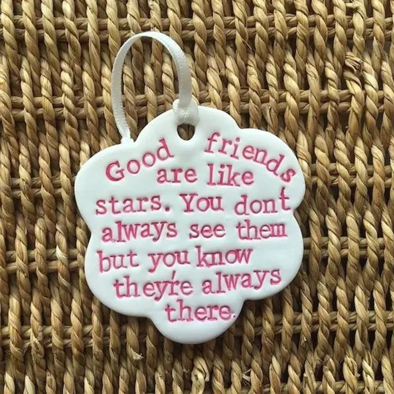 كلاراكو زينة صداقة على شكل زهرة من الطين، زينة زينة عيد الميلاد المعلقة على شكل زهرة من السيراميك، لوحة صداقة لشجرة عيد الميلاد محفور عليها كلمات دافئة (#3) - Image 3