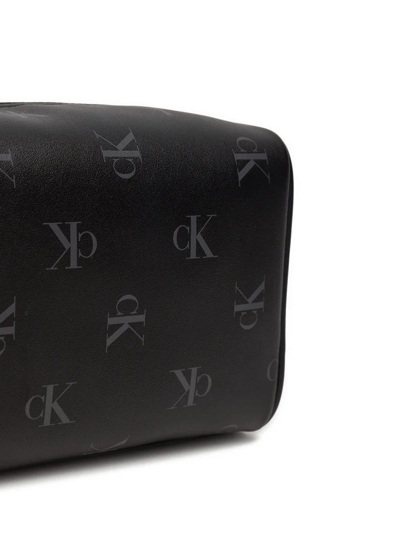كالفن كلاين حقيبة مستحضرات التجميل AOP Dopp Kit باللون الأسود  - Image 2