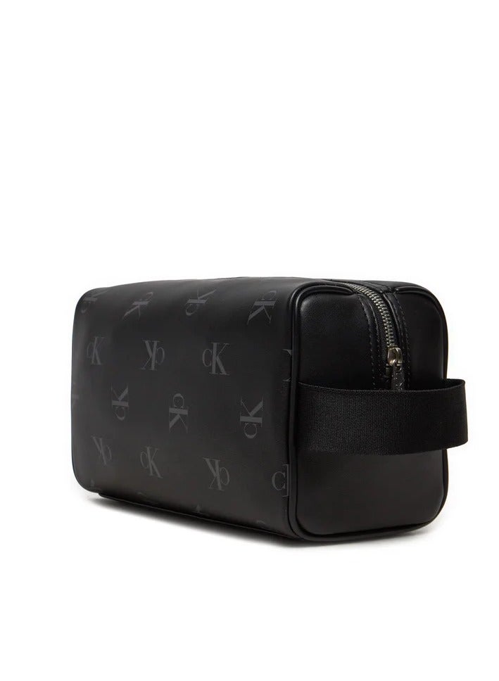 كالفن كلاين حقيبة مستحضرات التجميل AOP Dopp Kit باللون الأسود  - Image 3