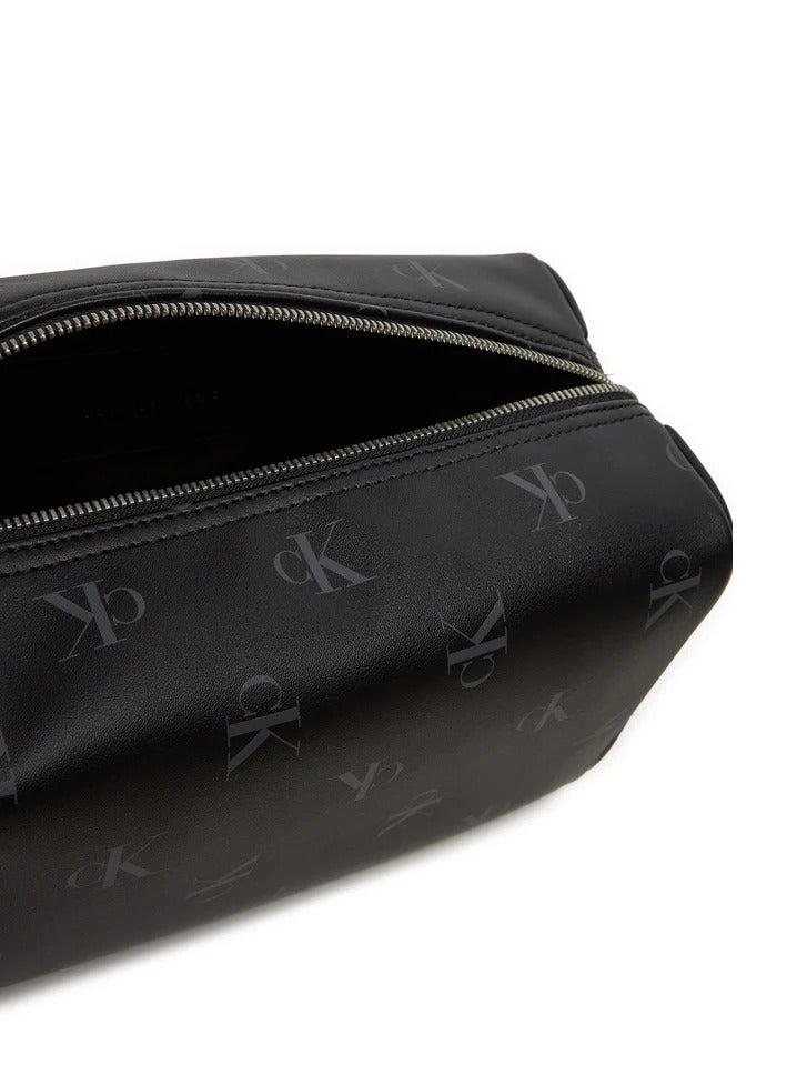 كالفن كلاين حقيبة مستحضرات التجميل AOP Dopp Kit باللون الأسود  - Image 4