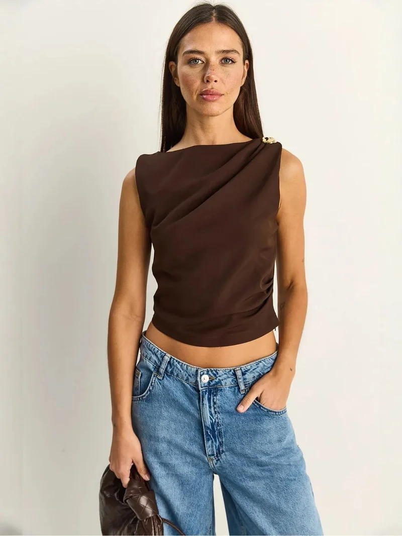 بيانكو لوتشي LUCCI Boat Neck Sleeveless Blouse with Stone Accessory